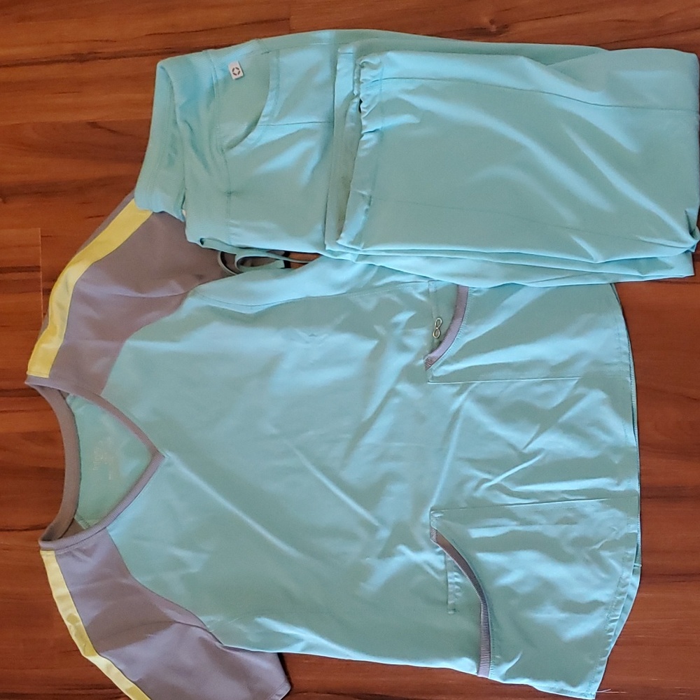 Cherokee infinity scrub set in large